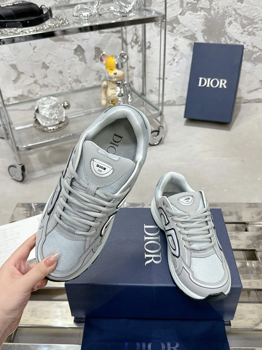Men's men's shoes 💰600❤️❤️❤️High version Dior Dior's latest color matching B30 series reflective dad sneakers original 17380💰 purchased for development and production Brand new B30 sneakers Dad Shoes style shoes that follow the trend of the retro market The Dior logo on the tongue also indicates that this pair of shoes is the B30 model! B30 uses fine-textured leather and mesh cloth materials to form a shoe body. There are conspicuous letters CD on both sides of the shoe body to indicate identity. Many lines on the shoe body outline details to make the shoes look less monotonous and full of retro flavor. The delivery counter is exquisitely packaged🛍📦 ▪️Fabric: Original customized technical fabric + mesh ▪️Inner lining: Customized breathable lining ▪️Outsole: Original molded IP foam + TPU outsole ▪️Sole thickness: 3.5CM ▪️Size: Women’s size 35-40 / Men’s size 39-46